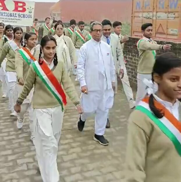 नौतनवा एबी इंटरनेशनल स्कूल में वीरेंद्र त्रिपाठी ने ध्वज फहरा कर दी शुभकामनाएं