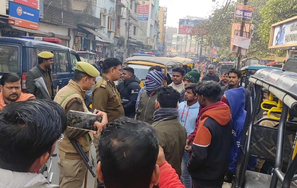 थानाध्यक्ष नौतनवा ने हंगामा मचा रहे ई रिक्शा चालकों को सूझबूझ से हटाया