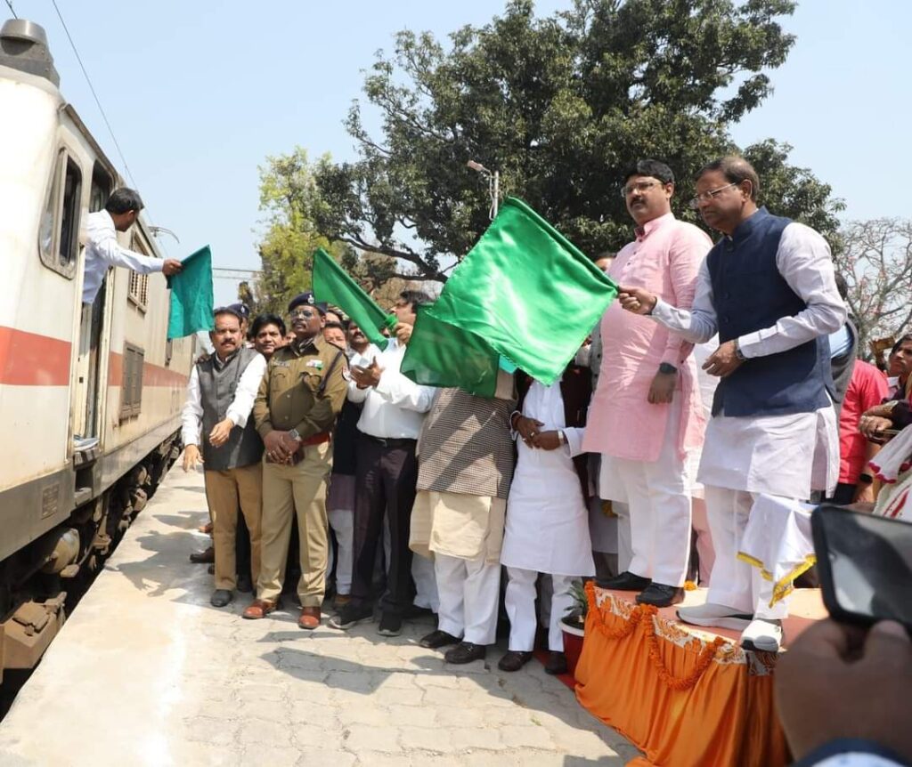 दुर्ग-नौतनवा एक्सप्रेस के ठहराव को केंद्रीय वित्त राज्य मंत्री ने दिखाई हरी झंडी