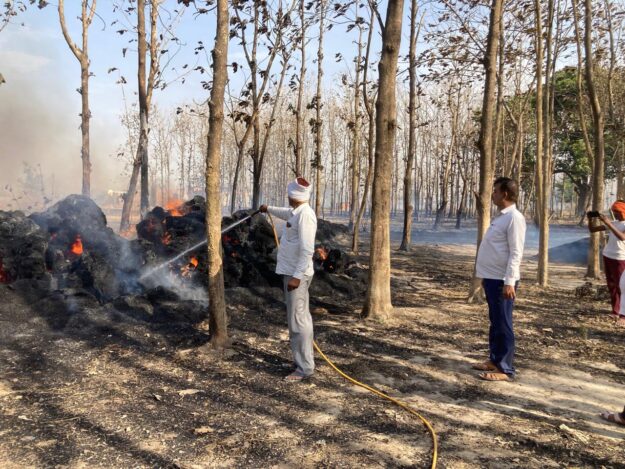 नौतनवा बाईपास पर आग ही आग, आग बुझवाने में दोपहर से जुटे चेयरमैन