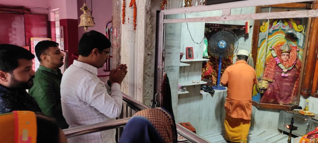 विधायक नौतनवा पहुंचे माता बनैलिया मंदिर, पूजा अर्चना कर महाराजगंज रावाना