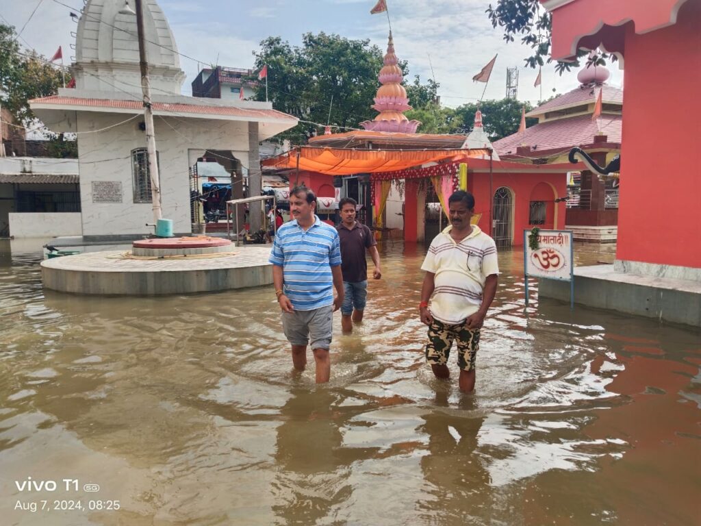 माता बनैलिया मंदिर परिसर में जल भराव, मौके पर पहुँचे अध्यक्ष, किया निरीक्षण, दिए निर्देश