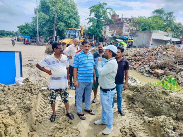 माता बनैलिया मंदिर परिसर में जल भराव, मौके पर पहुँचे अध्यक्ष, किया निरीक्षण, दिए निर्देश