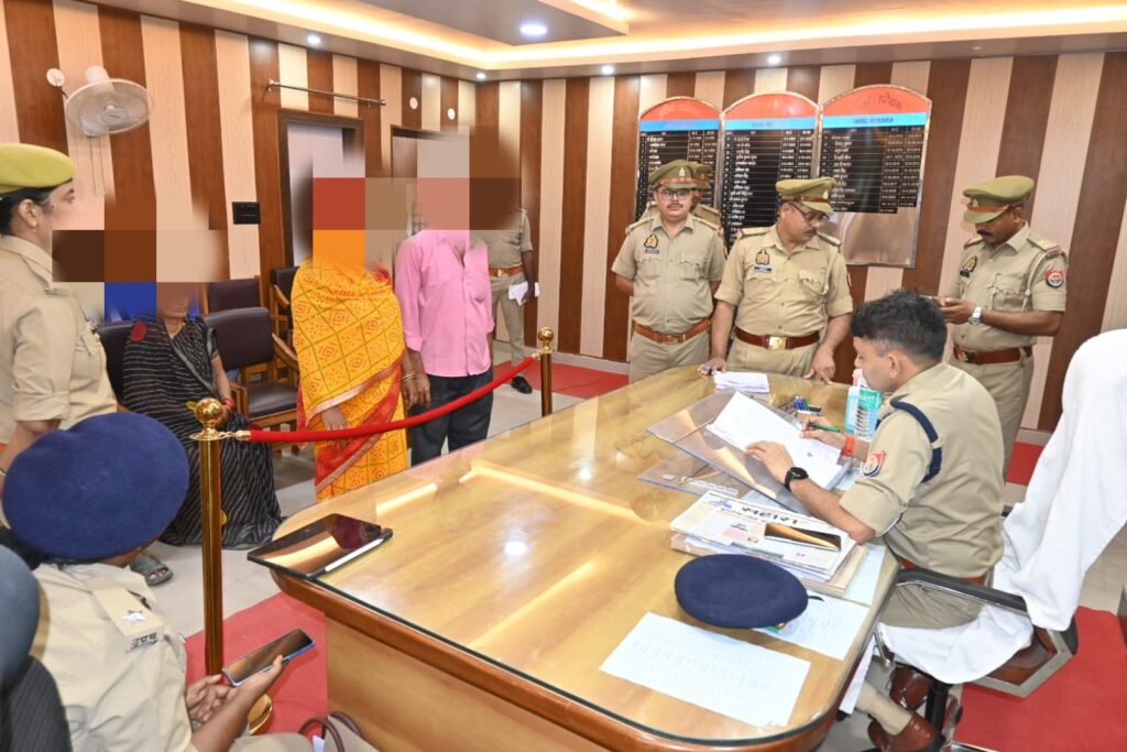 पुलिस अधीक्षक महाराजगंज ने जनता की सुनीं समस्याएं