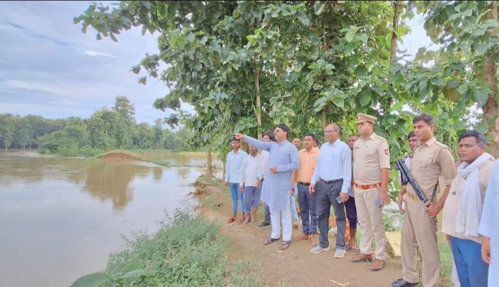 विधायक ऋषि त्रिपाठी ने किया बाढ़ संभावित क्षेत्रों का निरीक्षण