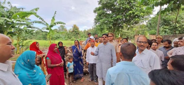 विधायक ऋषि त्रिपाठी ने किया बाढ़ संभावित क्षेत्रों का निरीक्षण