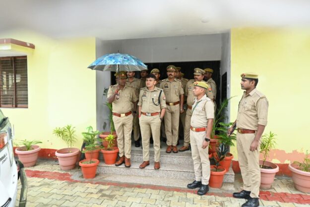 महाराजगंज: पुलिस कप्तान ने ठूठीबारी बॉर्डर का किया निरीक्षण, दिए सख्त निर्देश