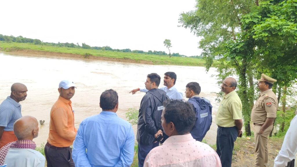 महराजगंज: लगातार बारिश से बाढ़ की आशंका, डीएम व एसपी ने किया प्रभावित क्षेत्रों का दौरा