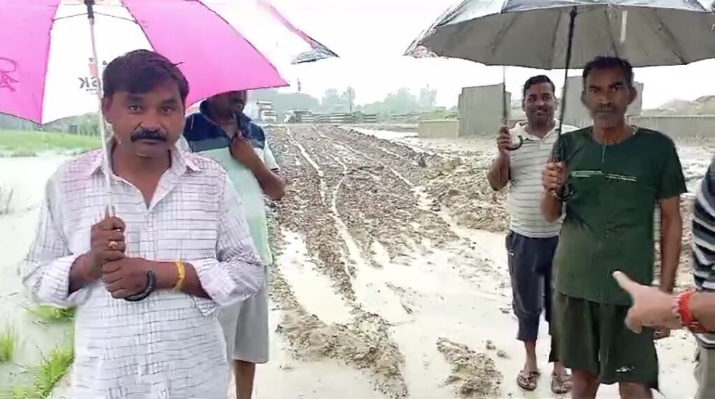 नौतनवा: पीएनसी ने सार्वजनिक मार्ग किया अवरुद्ध: सैकड़ों परिवार घरों में कैद, डीएम से गुहार