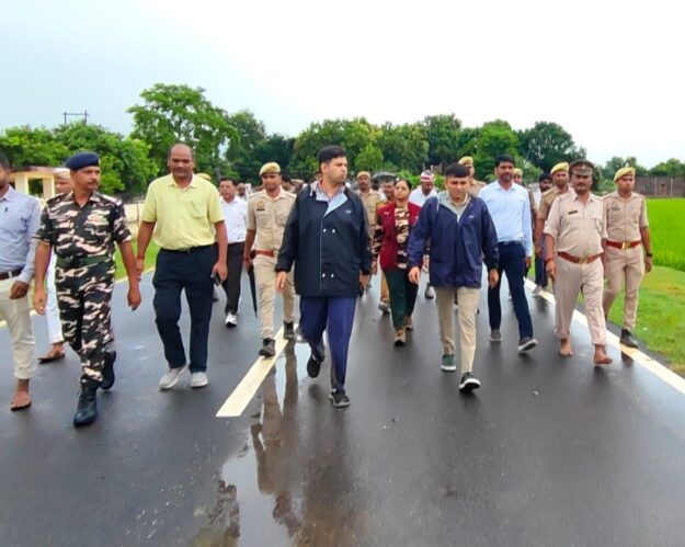 महराजगंज: लगातार बारिश से बाढ़ की आशंका, डीएम व एसपी ने किया प्रभावित क्षेत्रों का दौरा