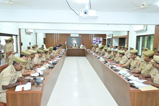 पुलिस उप महानिरीक्षक गोरखपुर ने किया जनपद महराजगंज का भ्रमण, पुलिस लाइन में ली सलामी