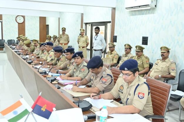 पुलिस उप महानिरीक्षक गोरखपुर ने किया जनपद महराजगंज का भ्रमण, पुलिस लाइन में ली सलामी