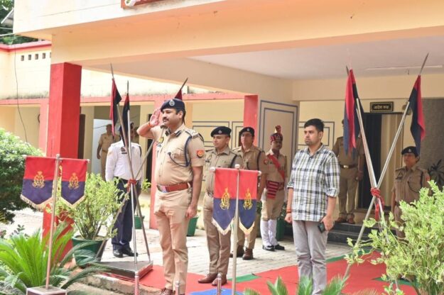 पुलिस उप महानिरीक्षक गोरखपुर ने किया जनपद महराजगंज का भ्रमण, पुलिस लाइन में ली सलामी