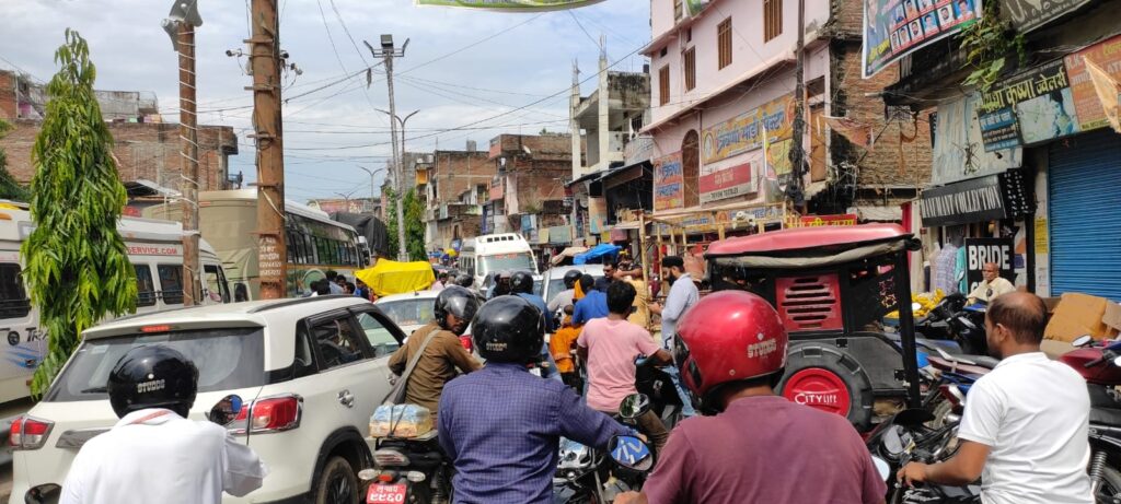 सोनौली बॉर्डर: वाहनों का जाम और तस्करी बनी चौकी प्रभारी के लिए बड़ी चुनौती