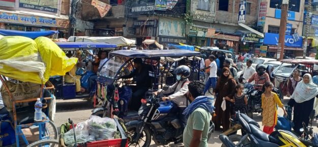 सोनौली बॉर्डर: वाहनों का जाम और तस्करी बनी चौकी प्रभारी के लिए बड़ी चुनौती