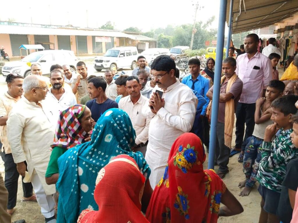 विधायक ऋषि त्रिपाठी ने नौतनवा ब्लॉक के गांवों में चौपाल लगाकर सुनीं ग्रामीणों की समस्याएं