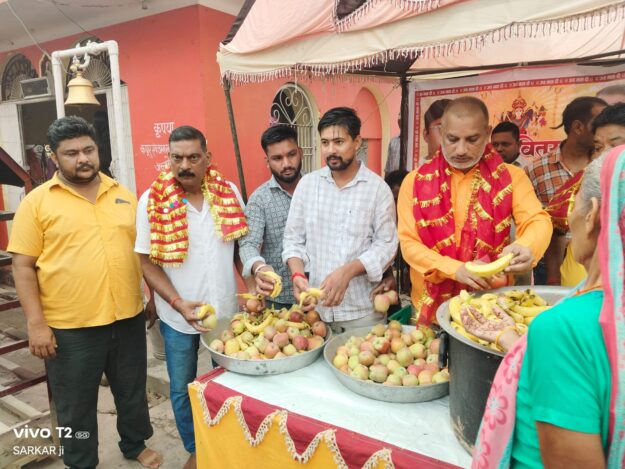 चेयरमैन नौतनवां ने माता बनैलिया मंदिर में किया दर्शन, श्रद्धालुओं में प्रसाद किया वितरण