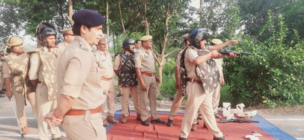 अपर पुलिस अधीक्षक ने पुलिस लाइन मे कराया बलवा ड्रिल का अभ्यास