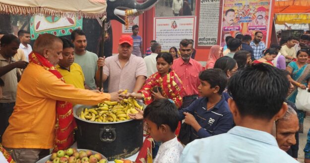 चेयरमैन नौतनवां ने माता बनैलिया मंदिर में किया दर्शन, श्रद्धालुओं में प्रसाद किया वितरण