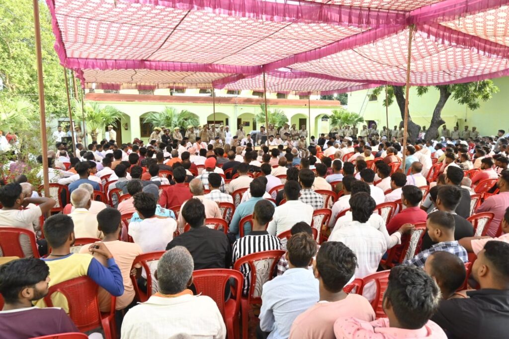 त्योहारों के दृष्टिगत श्यामदेउरवा थाने में पीस कमेटी की बैठक, पहुंचे डीएम और एसपी