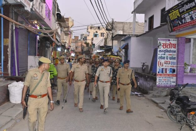 निचलौल में एसपी ने पैदल गश्त कर स्वर्ण व्यवसाइयों को दिए सुरक्षा संदेश