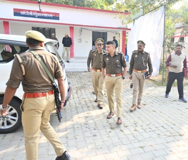 पुलिस लाइन महराजगंज में आरक्षी अभ्यर्थियों की संवीक्षा एवं परीक्षण का निरीक्षण