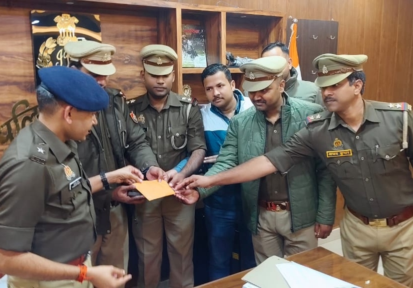 हाजी ज्वैलर्स" में चोरी का पर्दाफाश, पुलिस टीम को एसपी ने दिए 20,000 रुपये का इनाम