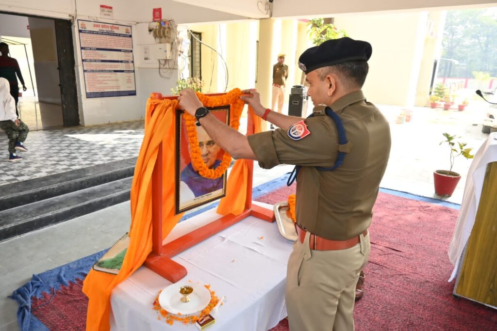 सुशासन दिवस: अटल जी के जीवन से हमें लेनी चाहिए प्रेरणा —एसपी महराजगंज